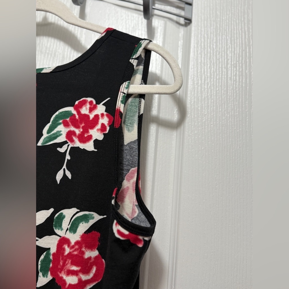 NWT LuLaRoe Tank Top Women’s‎ L Black Red Roses Sleeveless Floral Dark Romantic - Picture 15 of 16